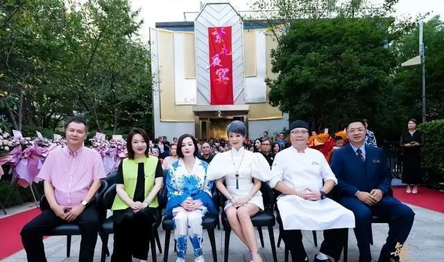 和丈夫离婚后，她开始和上海首富同居后	，如今重操旧业，却无人问