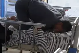 患癌大叔趴病床上表情痛苦，翻滚着不停发出哀嚎，一番话太扎心图片