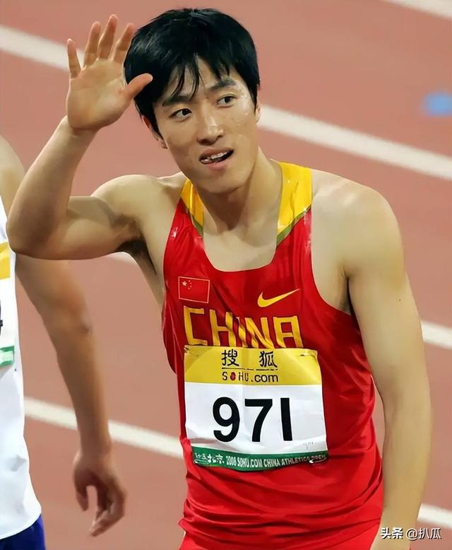 42岁刘翔近况曝光，长期在国外旅游，靠终身合同吸金，远离喷子！