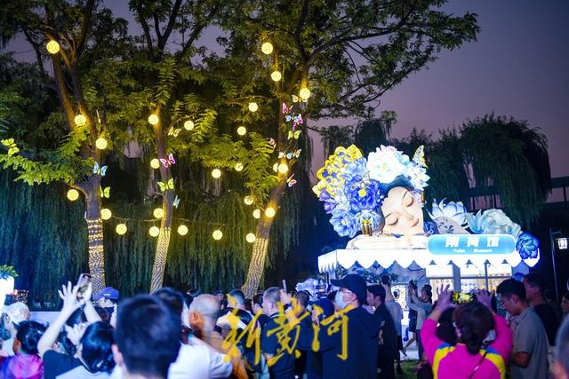 济南大明湖畔添打卡新地标 沉浸式“雨荷馆”上线