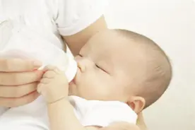 宝宝不愿用奶瓶，试试这些小妙招，立马就奏效图片