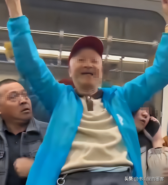 地铁老人强坐女生腿后续：公开耍流氓，知情人爆身份，真不简单