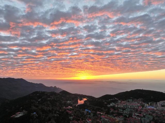 庐山牯岭：日照金峰火烧云