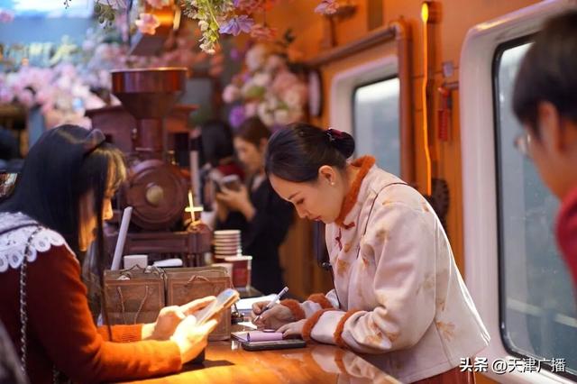 刷爆朋友圈！天津这趟列车太会了！