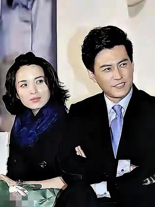 靳东和他妻子合照，妻子是顶级大美女 五官立体 两人妥妥的美女帅哥