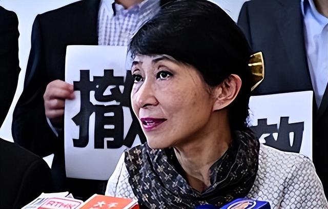 苍天饶过谁！拒唱国歌否认中国籍，俩儿子送美国的她，下场如何？