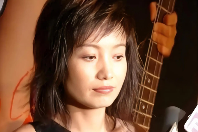 她连上5次春晚，私下却和恩师同居怀孕被骗流产，今57岁依然单身