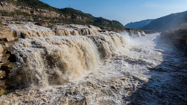 壶口瀑布秋日现绚丽彩虹 水雾与阳光共绘自然奇观