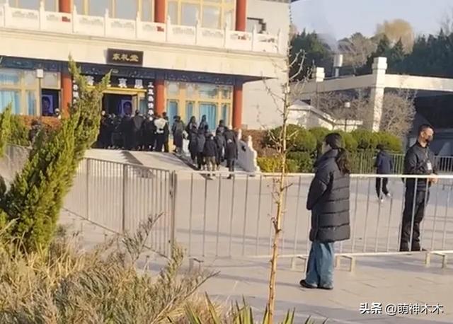 唐嫣疑现身悼念罗晋父亲,打扮严实在入口迎宾,被曝曾悄悄去探病