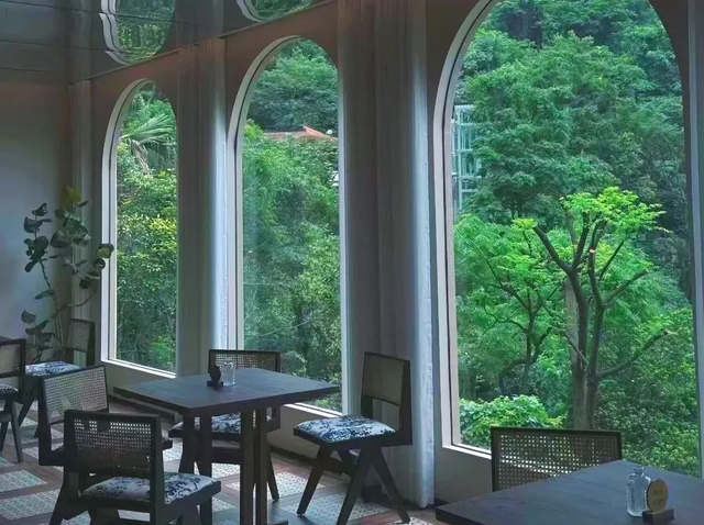 桂林一景区50年历史建筑“朝晖楼”改成网红民宿，周末一房难求，改掉经典设计被指“审美降级”，当地回应