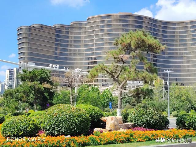 信华建国酒店和新城吾悦广场,如同商丘市中心城区的两颗璀璨明星