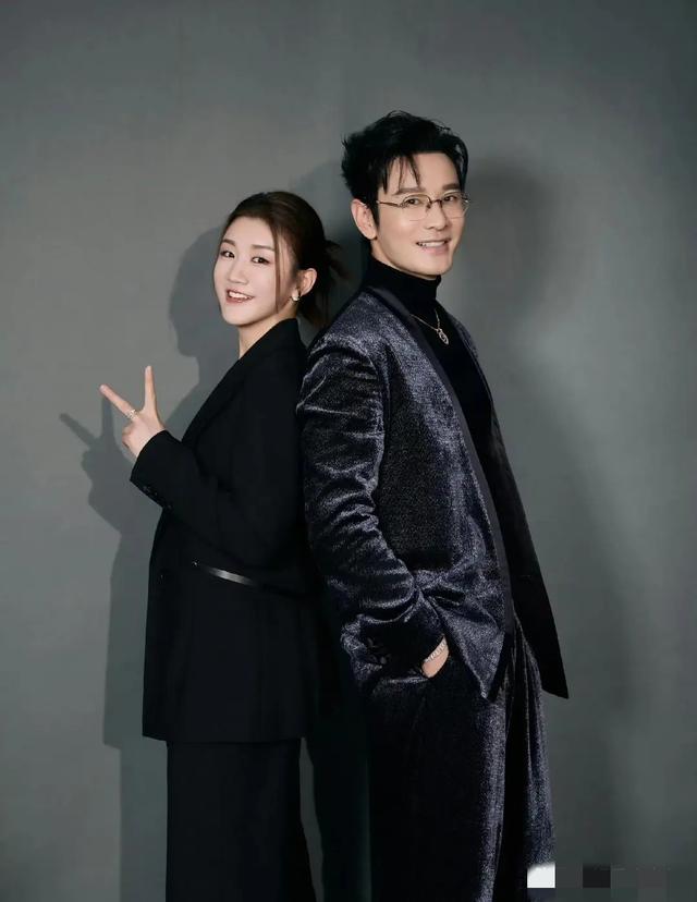 陈梦发布和表哥黄晓明合照配文：这不巧了，酷妹碰到了帅帅的哥！