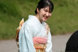 日本皇室春季游园会，爱子公主水蓝和服惊艳，始终屈居纪子妃身后图片