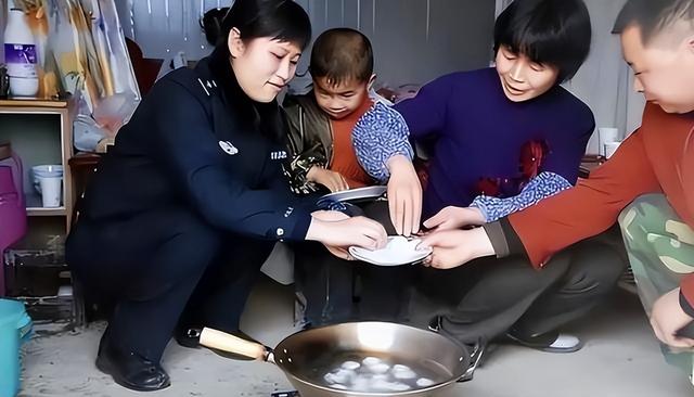 16年前，汶川女警揭衣露乳哺育9婴，归来连升四级，最后结局泪目