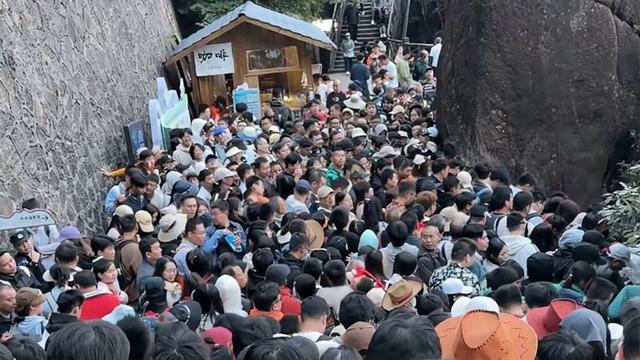 不住酒店住帐篷，不逛景区逛菜市场，为何年轻人开始反向消费了？