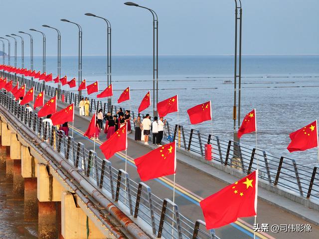连云港赣榆1850米栈桥两侧挂满五星红旗 喜迎国庆
