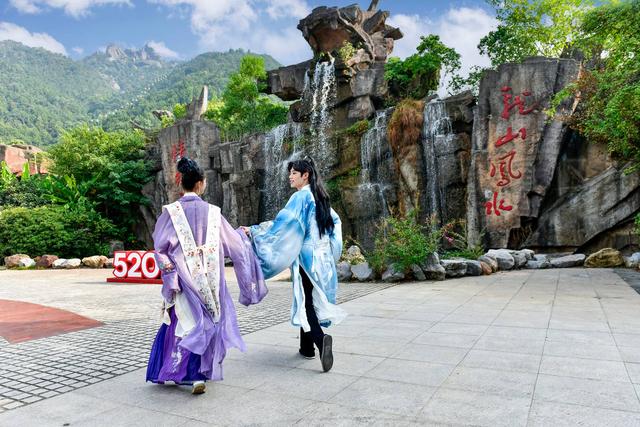 安庆巨石山溯溪一日游：穿越地心空穴的清凉冒险