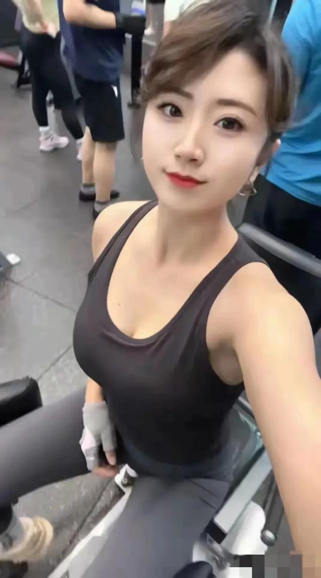 辽宁健美冠军，吴丹，前凸后翘的完美身材：写真欣赏