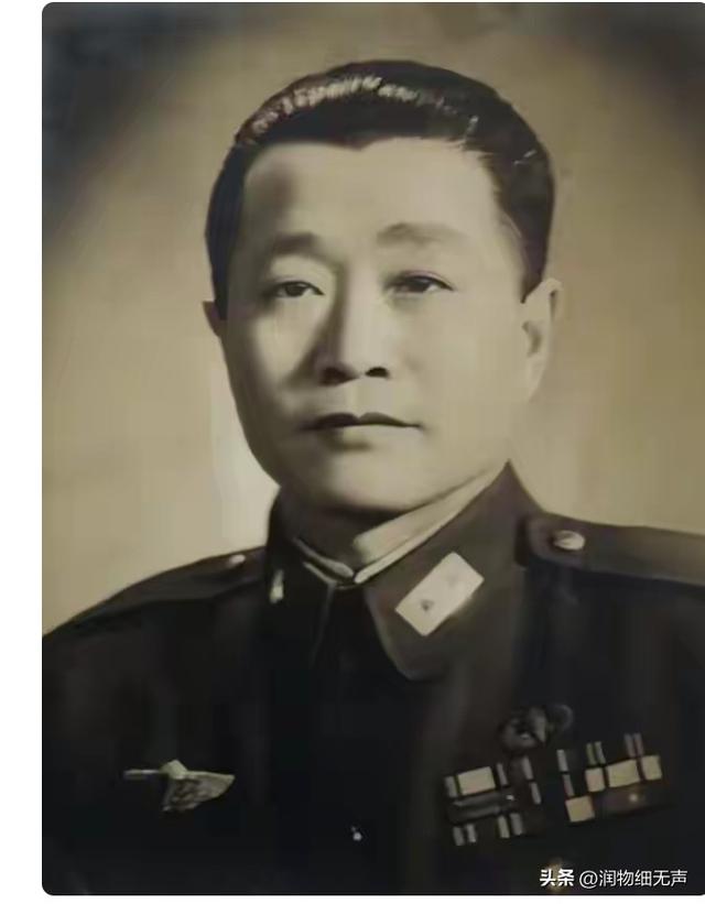 老蒋临死都想不到，最大的卧底不是吴石，而是天天陪他开会的他！