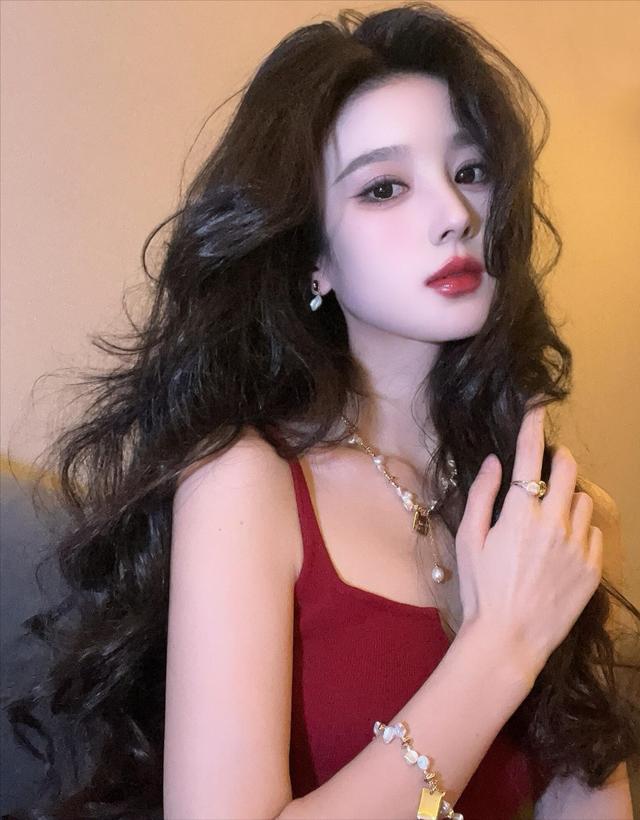 上海一校花美出圈了，貌美迷人，美的无可挑剔，高级满满