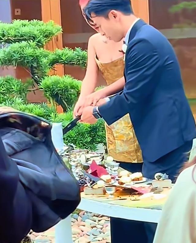 刘欢34岁女儿重庆大婚！刘欢伤心卢璐却很高兴 女婿长得一般但儒雅