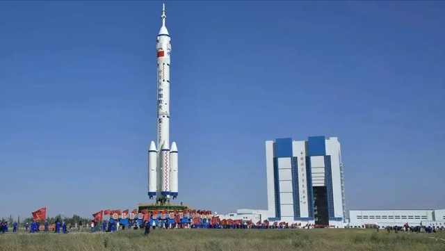 神舟二十号航天员返航因碎片风险紧急推迟，美军武器逼近太空