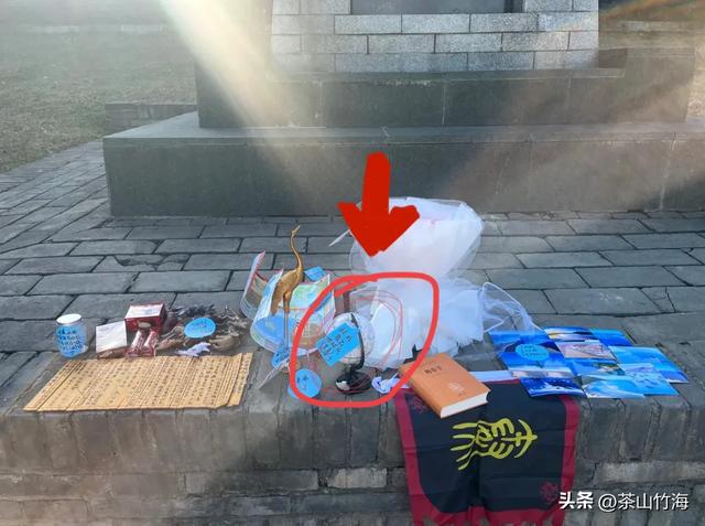 笑死了！网友旅游战报：曹操坟头放布洛芬，张居正墓前放痔疮膏！