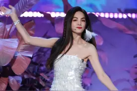 女歌手Ella自爆陋习，裸体运动被儿子劝说，网友喊话：要有边界感图片