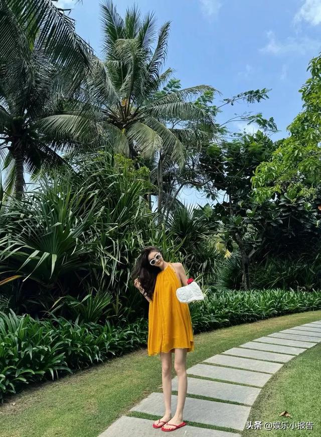 懒懒又去日本陪男友王思聪了,穿成这样,可真抗冻呀