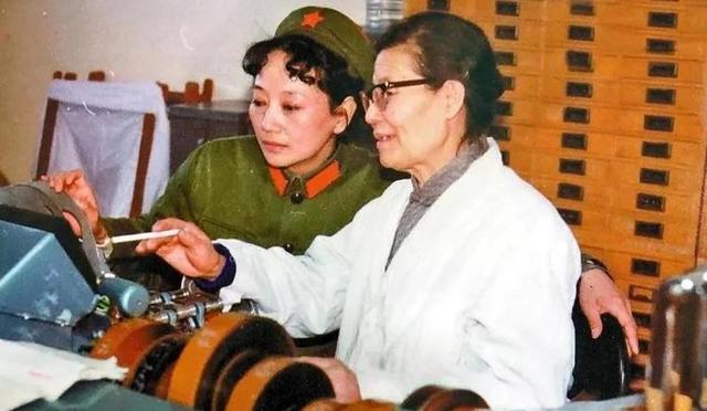 她是中国唯一影星少将，41岁丧子58岁丧夫，命运对她似乎格外严苛