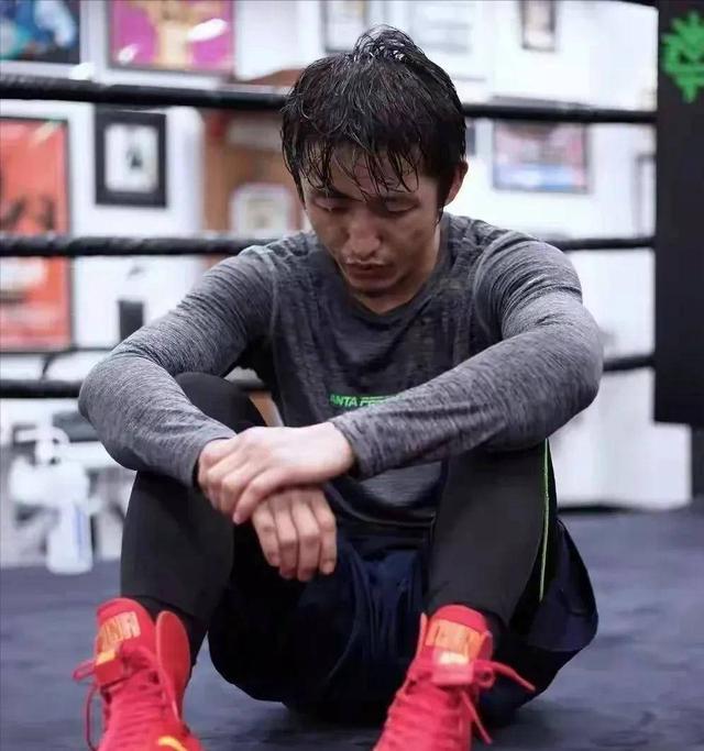 拳王邹市明自爆破产	，不止赔光2亿，其妻子参加婚礼耍酒疯