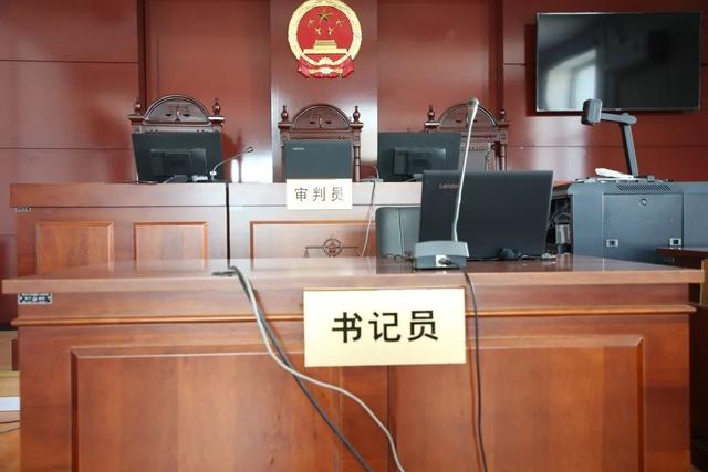 夫妻长期分居，男子与保姆同居17年，将价值4000万房产赠给保姆
