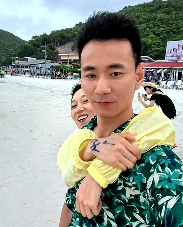 怀远在泰国海边抱二嫂，撒一波狗粮，以前不敢想的画面，弥补回来