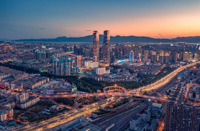 西南地区唯一的特大城市，GDP破8000亿，享有“春城”的美誉