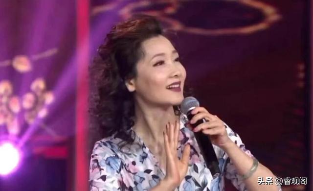 何赛飞综艺发火引热议！没想到“不合群”的她，才是内娱真的聪明