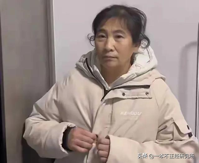 32岁男子把58岁妈妈锁家里,一起洗澡睡觉,就连出门都是形影不离