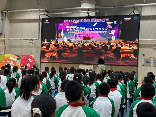 同上一堂科学课：航天英雄杨利伟点燃青海学子航天梦
