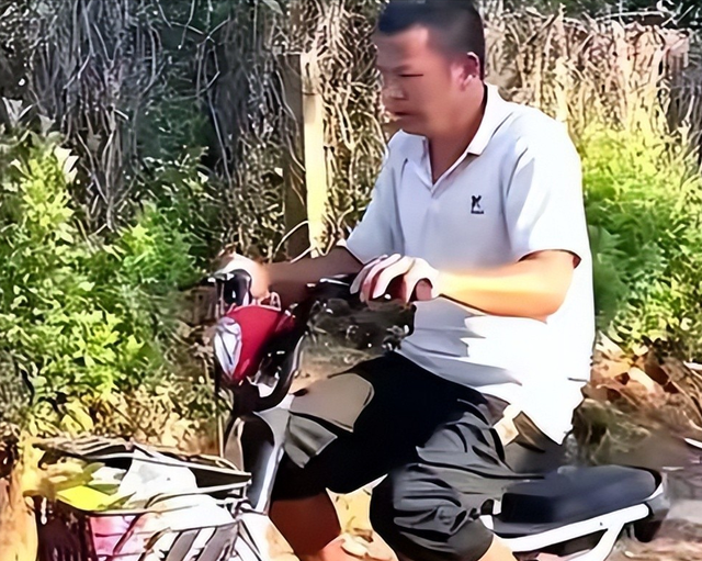 演都不演了！全红婵爸爸用冠军名号赚钱，评论区恶心的一幕出现了