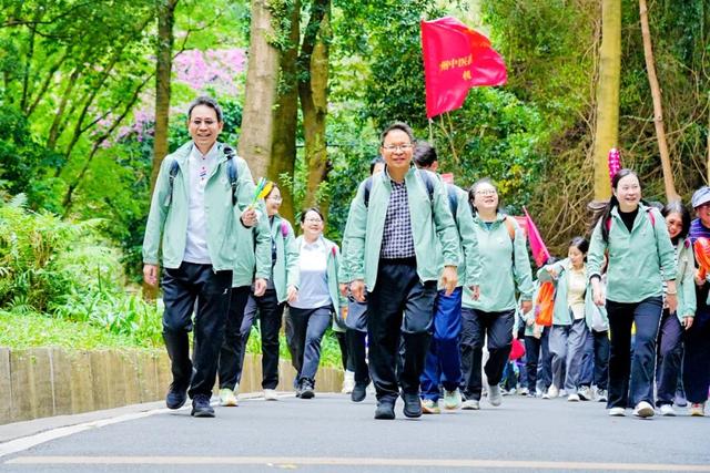 向上攀登！广中医三院2025年职工登山活动圆满举行