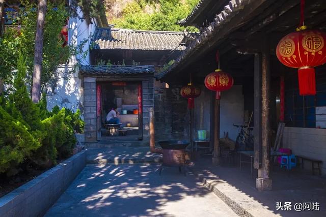 在洱海边的红山本主庙流口水,只因邂逅了好几户白族人家的聚餐