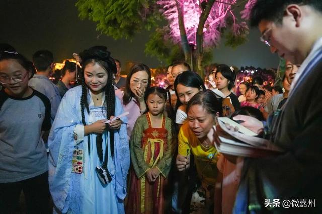 嘉州味・双节乐丨夜游苏稽热度攀升，各地游客沉醉古镇魅力