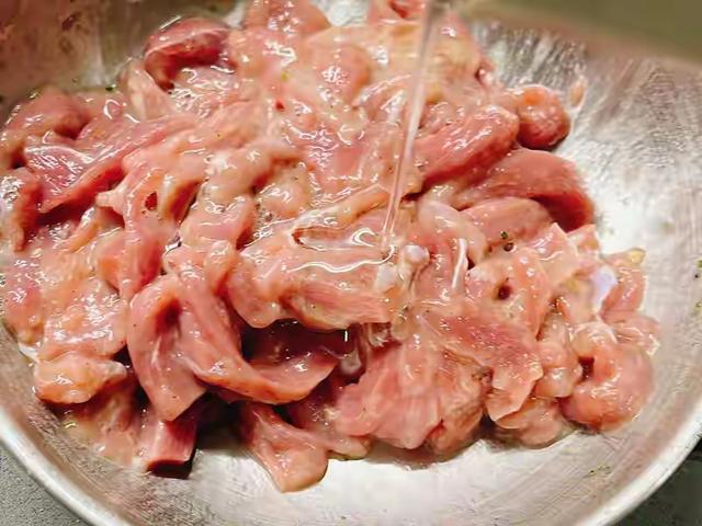 京酱肉丝：一勺酱香征服味蕾！家常做法大揭秘，新手也能秒变大厨