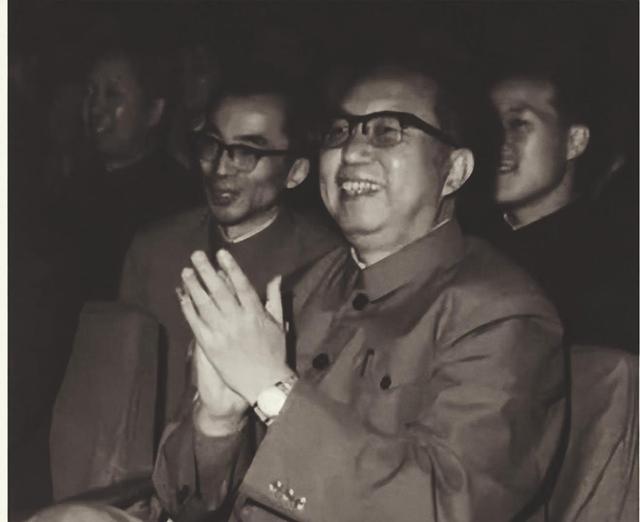 她15岁入党，18岁和主席结婚，如今仍健在，却几乎不出来露面