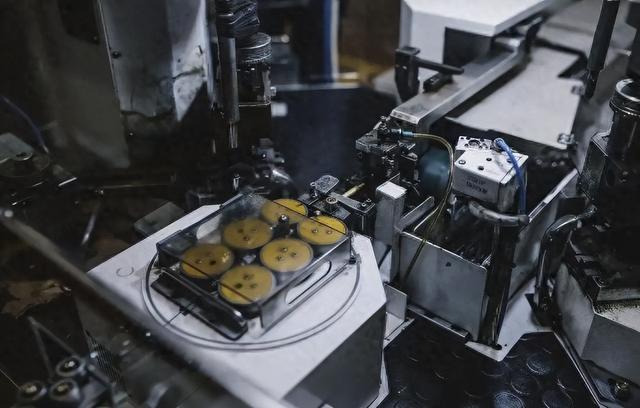 即使荷兰政府花200亿，光刻机大厂ASML依旧决定搬迁，原因何在？