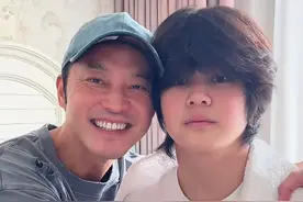 沙溢晒180大儿子，13岁安吉又高又壮像成年人，留一头长发太丑了图片