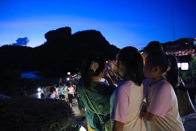 加场！加亮！印象大红袍的夏夜星河！只为，不负每一份奔赴而来的炽热目光！