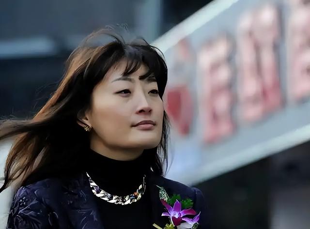 宗馥莉辞任娃哈哈董事长，从7000亿营收神话到黯然离场，她输在哪