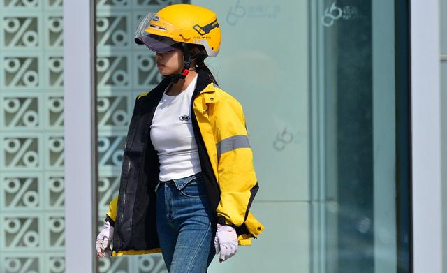 女外卖骑手激增！是压力太大，还是收入倒逼家庭“组团”养家？