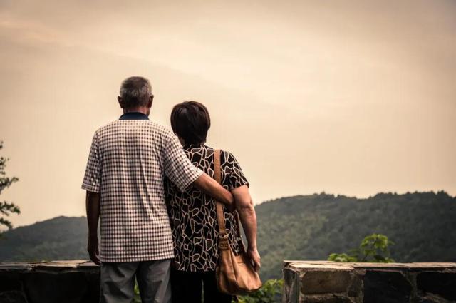 人老了，只剩一个人的时候，记住别做三件事情：1、不去子女家住；2、不亏待自己；3、不倚老卖老