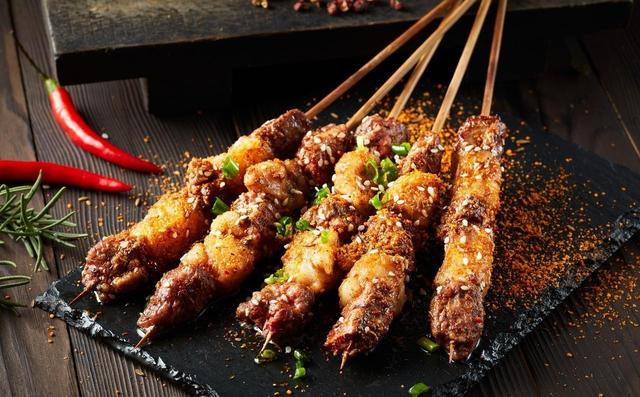 最近跟烧烤师傅学了几招腌羊肉的办法，原来这么简单！